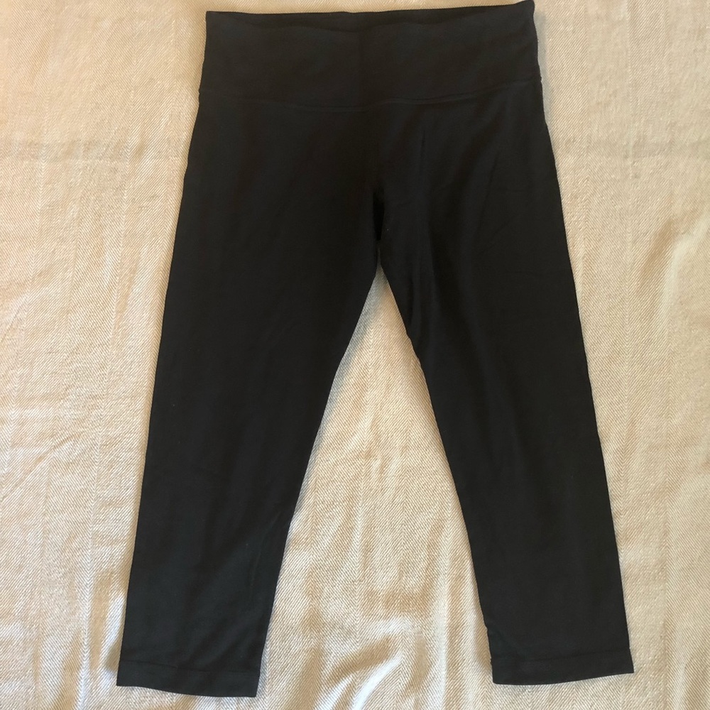 Black lululemon size 8 cropped yoga pants